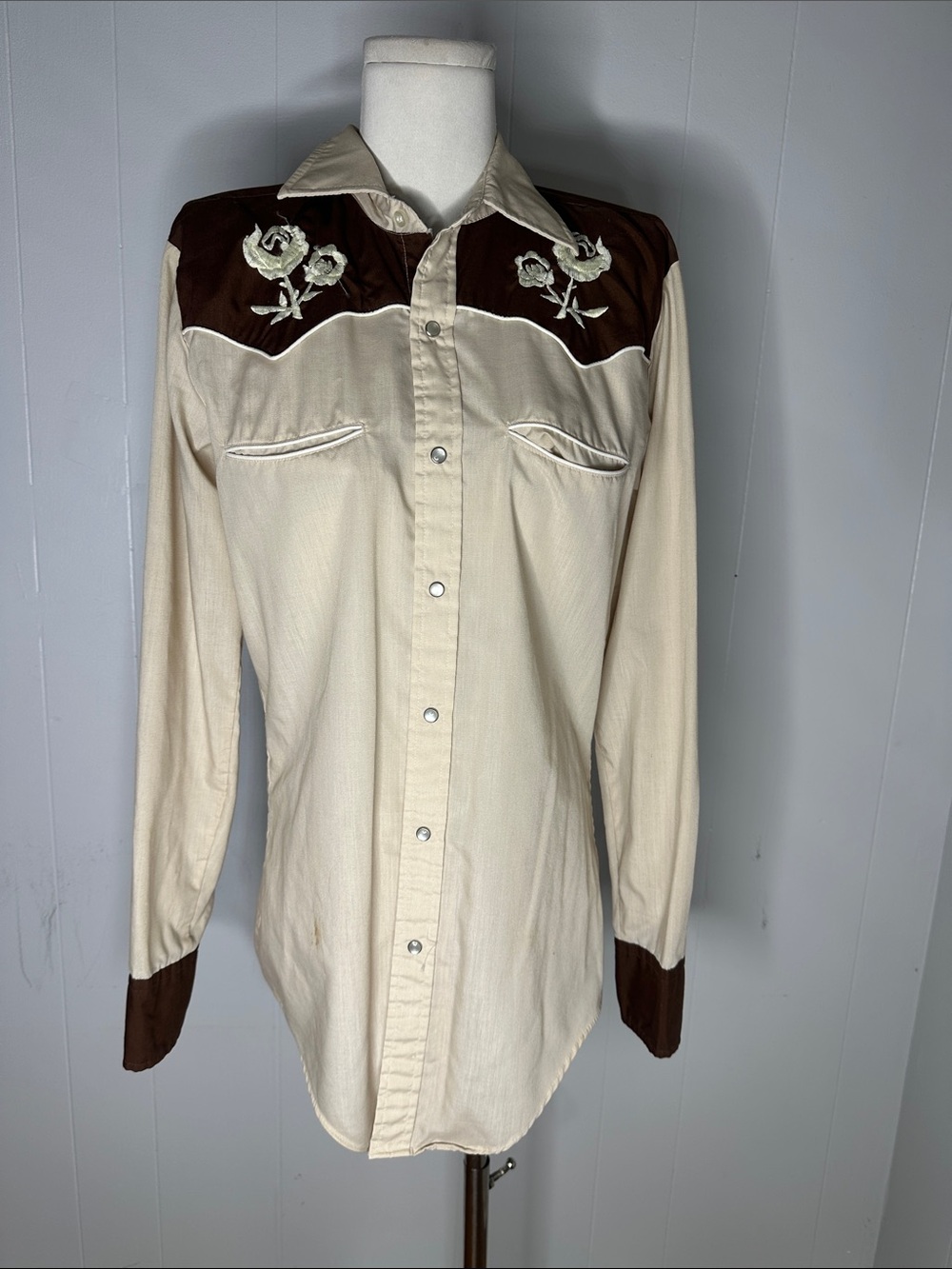 Vintage 70s Rose Embroidered Western Pearl Snap